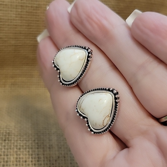 HOWLITE HEART EARRINGS - Picture 6 of 7